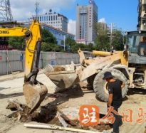 国产日骚老太婆麻逼视频高温下的坚守｜道路建设者用汗水铺就畅通路